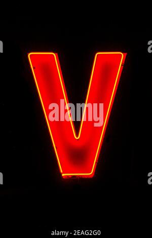 Leuchtendes rotes Neon Buchstabe V Stockfoto