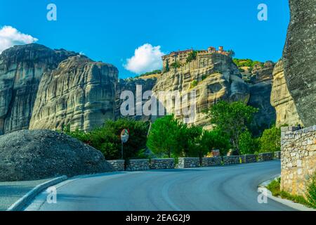Blick von einer Straße am Kloster von Varlaam in Meteora, Griechenland Stockfoto