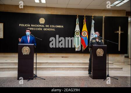 Der neue kolumbianische Verteidigungsminister Diego Molano hält eine Pressekonferenz mit dem Generalmajor der Polizei, General Jorge Luis Vargas, ab Stockfoto