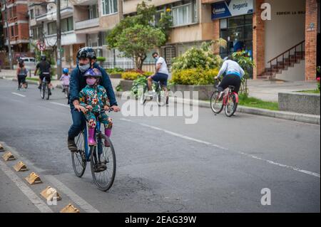 Menschen mit Schutzmaske genießen einen sonntag von Ciclovia nach seiner Rückkehr inmitten der zweiten Welle der neuartigen Coronavirus-Pandemie in Kolumbien. Zoll Stockfoto