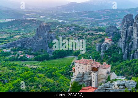 Sonnenuntergang über Klöstern von Roussanou und Sankt Nicholas Anapavsa in Meteora, Griechenland Stockfoto