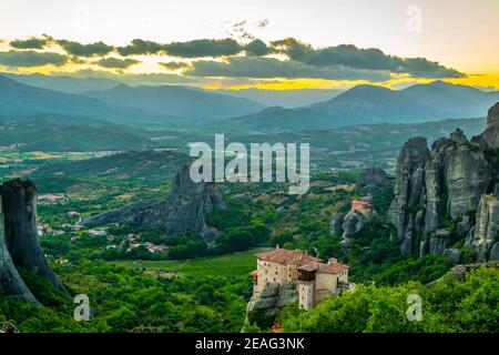 Sonnenuntergang über Klöstern von Roussanou und Sankt Nicholas Anapavsa in Meteora, Griechenland Stockfoto