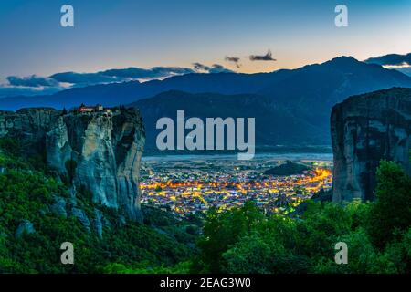 Sonnenuntergang über dem heiligen dreifaltigkeitskloster von Meteora, Griechenland Stockfoto