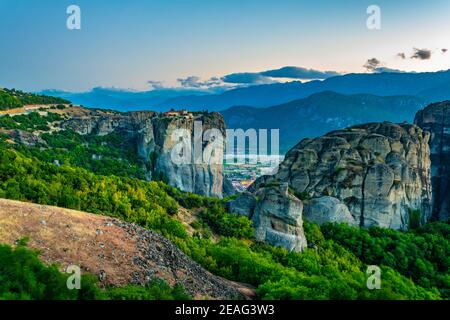 Sonnenuntergang über dem heiligen dreifaltigkeitskloster von Meteora, Griechenland Stockfoto