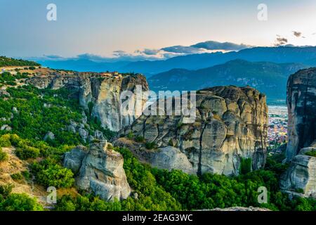 Sonnenuntergang über dem heiligen dreifaltigkeitskloster von Meteora, Griechenland Stockfoto