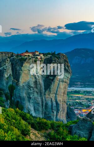 Sonnenuntergang über dem heiligen dreifaltigkeitskloster von Meteora, Griechenland Stockfoto