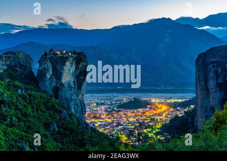 Sonnenuntergang über dem heiligen dreifaltigkeitskloster von Meteora, Griechenland Stockfoto