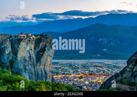 Sonnenuntergang über dem heiligen dreifaltigkeitskloster von Meteora, Griechenland Stockfoto