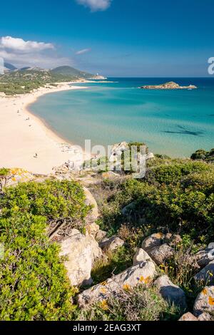 Kristallklares Wasser und weißer Sand am Strand Su Giudeu, Chia, Sardinien Stockfoto