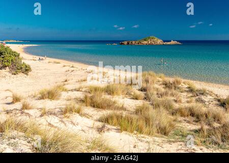 Kristallklares Wasser und weißer Sand am Strand Su Giudeu, Chia, Sardinien Stockfoto