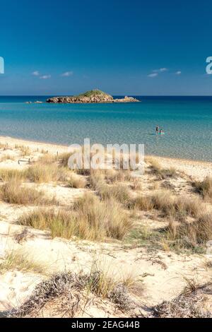 Kristallklares Wasser und weißer Sand am Strand Su Giudeu, Chia, Sardinien Stockfoto