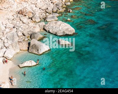 Die Küste in Cala Goloritze, berühmter Strand im Golf von Orosei, im Sommer (Sardinien, Italien) Stockfoto