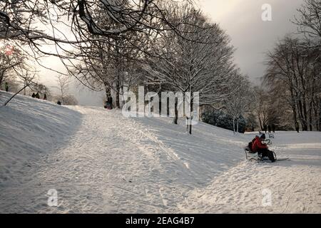 Kelvingrove Park nach starkem Winterschnee. Glasgow West Ende Februar 9th 2021. Stockfoto