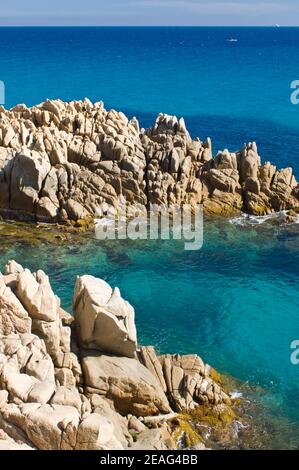 Kristallklares Wasser und weißer Sand am Strand von Cala Cipolla, Chia, Sardinien Stockfoto