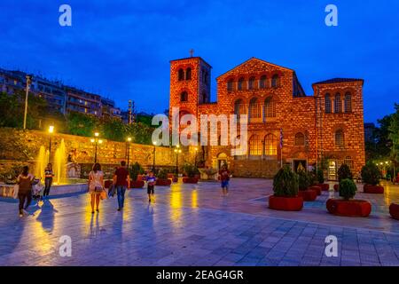 Nachtansicht der Agios Dimitrios Kirche in Thessaloniki, Griechenland Stockfoto