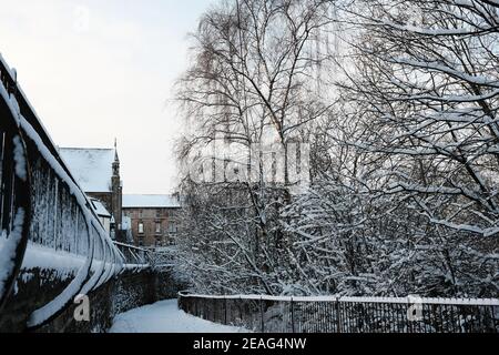 Gehweg am Fluss Kelvin (Kelvinbridge) in der Nähe des Kelvingrove Parks nach starkem Schnee.Glasgow Februar 9th 2021. Stockfoto