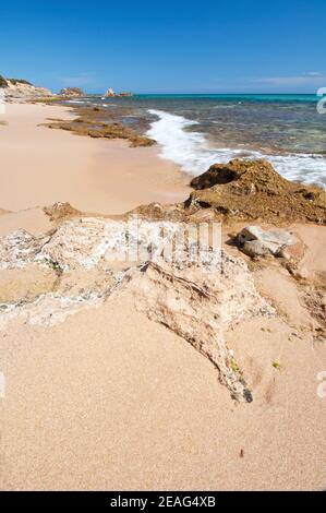 Kristallklares Wasser und weißer Sand am Strand von Campana, Chia, Sardinien Stockfoto