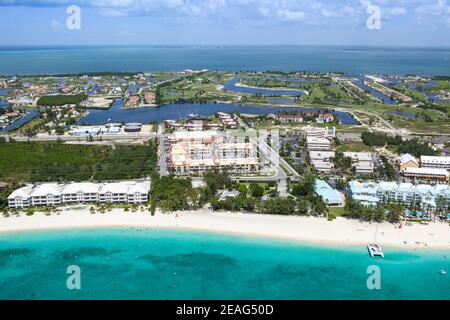 Atemberaubende Luftansicht der Küste von Seven Mile Beach Grand Cayman, Cayman Islands, Karibik Stockfoto