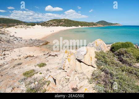 Kristallklares Wasser und weißer Sand am Strand von Campana, Chia, Sardinien Stockfoto