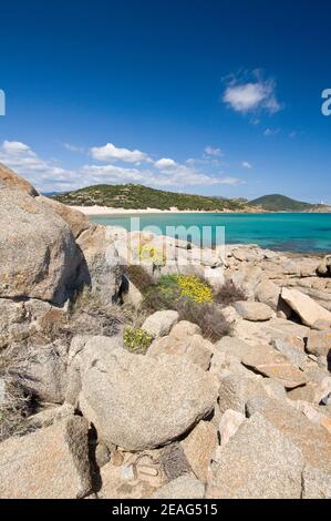 Kristallklares Wasser und weißer Sand am Strand von Campana, Chia, Sardinien Stockfoto