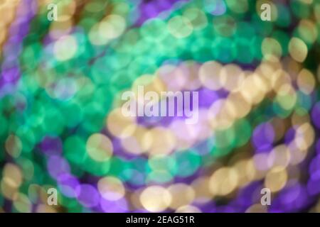 Bunt verschwommener Hintergrund mit Bokhe-Effekt für Mardi Gras. Echtes Foto. Stockfoto