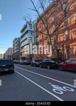 New York , USA - Oktober 20 2020: Neue Wohnhäuser in Brooklyn. Leere Straße mit geparkten Autos und Fahrradweg