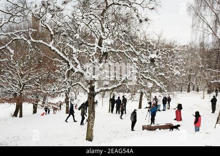 Menschenmassen im Kelvingrove Park im Schnee. Februar 9th 2021. (Glasgow, West-End) Stockfoto