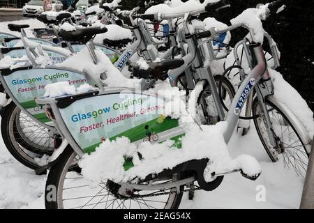 Mieten Sie Fahrräder (Radfahren) im Schnee geparkt, Glasgow. Stockfoto