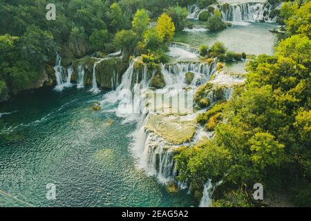 Erstaunliche Wasserfälle im Krka Nationalpark in Kroatien, schöne Landschaft, Reise Attraktion, Sommer touristische Konzept Stockfoto