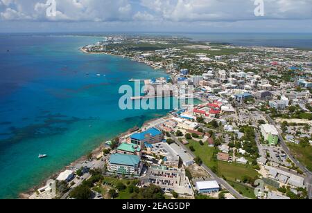 Atemberaubende Luftansicht der Küste von Seven Mile Beach Grand Cayman, Cayman Islands, Karibik Stockfoto