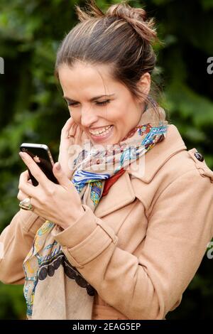 Geschäftsfrau, die am Telefon sprechen Stockfoto