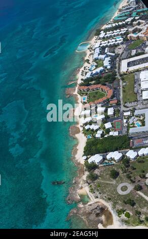 Atemberaubende Luftansicht der Küste von Seven Mile Beach Grand Cayman, Cayman Islands, Karibik Stockfoto