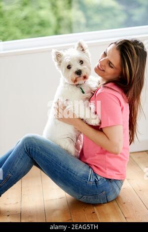 Frau saß mit ihrem Hund Stockfoto