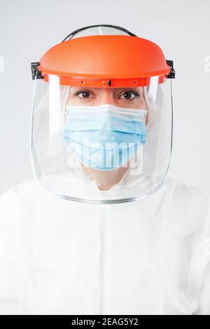 Coronavirus COVID-19-Viruserkrankung globaler Pandemieausbruch, medizinisches Personal in vollem Umfang Persönliche Schutzausrüstung Porträt, isoliert auf weißem Hintergrund Stockfoto