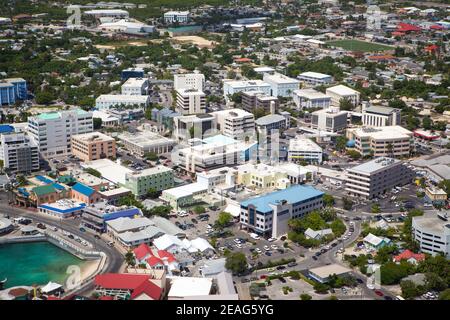 Atemberaubender Luftblick auf die Küste von Captol Downtown Port & Financial District, George Town Grand Cayman, Cayman Islands, Karibik Stockfoto