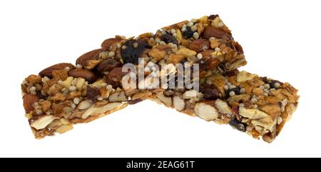 Seitenansicht von zwei Apfelproteinbars mit Gewürzen und Nüssen isoliert auf weißem Hintergrund. Stockfoto