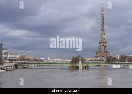 Paris, Frankreich - 02 05 2021: Panoramablick auf die seine bei Hochwasser mit der Freiheitsstatue Paris, Grenelle-Brücke, Eiffelturm und Grenelle Stockfoto