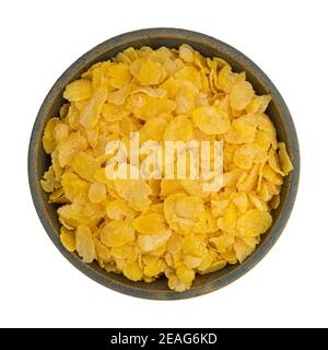 Draufsicht auf eine Schüssel mit trockenem getoastetem Maiskorn, isoliert auf weißem Hintergrund. Stockfoto