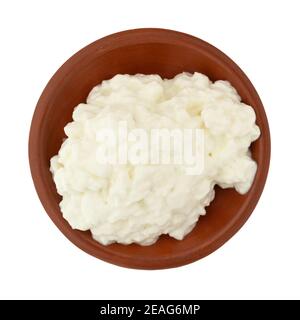 Draufsicht auf eine Schüssel mit kleinem Quark Vollmilch-Hüttenkäse isoliert auf weißem Hintergrund. Stockfoto