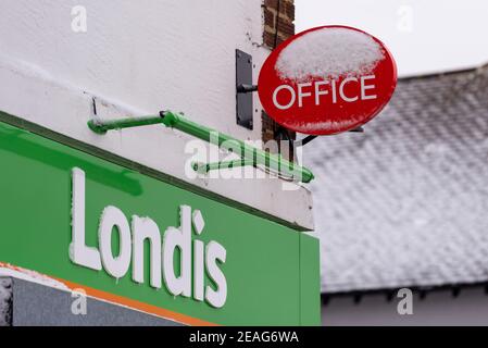 Postamt, in einem Londoner Eckgeschäft, in Southend on Sea, Essex, Großbritannien, mit Schnee von Storm Darcy. Wetterdienst. Unterbrechung Stockfoto