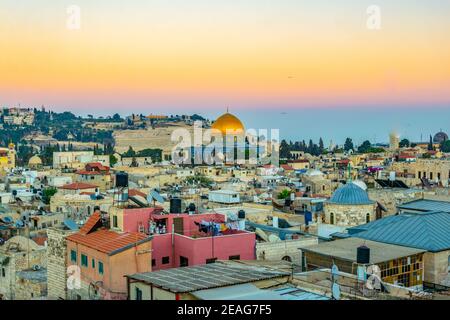 Sonnenuntergang Ansicht von Jerusalem dominiert von goldenen Kuppel der Kuppel des Felsens, Israel Stockfoto