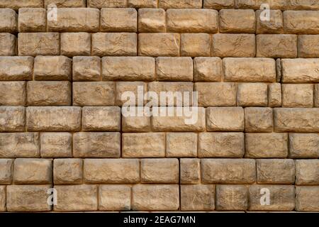 Mehrere Reihen von Stützwandblöcken im frühen Morgenlicht. Stockfoto