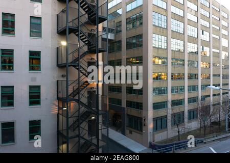 Urbanes Wohngebäude mit schwarzer Feuertreppe im Freien in Brooklyn, New York Stockfoto