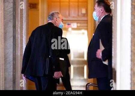 US-Senator Chuck Grassley (Republikaner von Iowa), kommt zum zweiten Amtsenthebungsverfahren gegen den ehemaligen Präsidenten Donald Trump im Senat, am Dienstag, den 9. Februar 2021, im Capitol in Washington.Quelle: Andrew Harnik/ Pool via CNP /MediaPunch Stockfoto