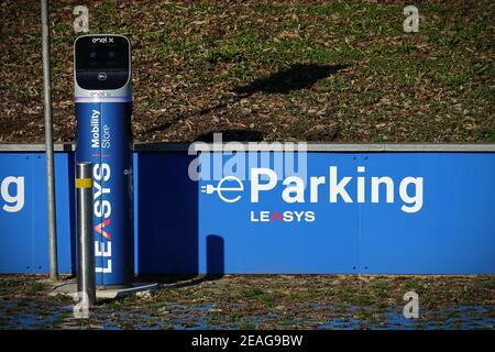 Öffentliche Ladestation für Elektroautos auf einem Parkplatz. Turin, Italien - Januar 2021 Stockfoto