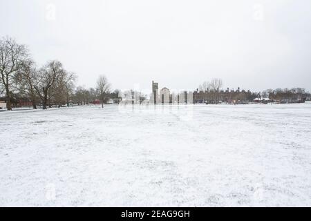 Verschneite Landschaft mit Bäumen Stockfoto