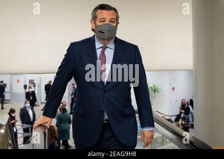 Usa. Februar 2021, 9th. Sen. Ted Cruz, R-Texas, macht sich am ersten Tag des zweiten Amtsenthebungsverfahrens des ehemaligen Präsidenten Donald Trump im US-Kapitol in Washington am Dienstag, den 9. Februar 2021 durch die Senatsunterführung auf den Weg. Trump wird wegen „Aufwiegelung zum Aufstand“ angeklagt, nachdem seine Anhänger das Kapitol gestürmt hatten, um das Wahlergebnis im November zu stürzen. Quelle: Caroline Brehman/Pool Via Cnp/Media Punch/Alamy Live News Stockfoto