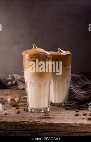 Dalgona Kaffee. Schlagsahngetränk mit Instant-Kaffee beliebt in Korea cremigen Cocktail in hohen Gläsern. Dunkle launische Food-Fotografie Stockfoto