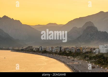 Antalya Konyaalti Strand bei Sonnenuntergang, Türkei Stockfoto