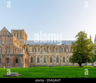 Blick auf das Kirchenschiff außen und West Querschiff façade der ikonischen gotischen Architektur Winchester Kathedrale in Winchester, Hampshire, Südengland Stockfoto